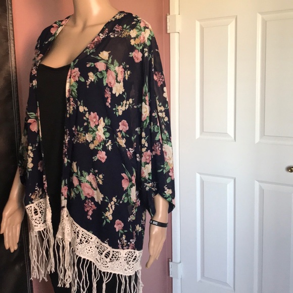 Cute flower kimono 🌺 - Picture 2 of 3